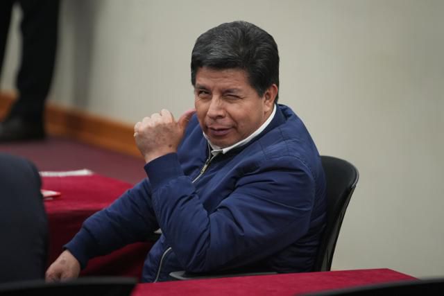 의회 해산 시도 및 반란 공모 혐의로 기소된 페드로 카스티요 전 페루 대통령이 27일 페루 리마 교외에 위치한 경찰 기지에서 열린 선고 공판에 참석해 기자들에게 손짓하고 있다. 리마=EPA 연합뉴스