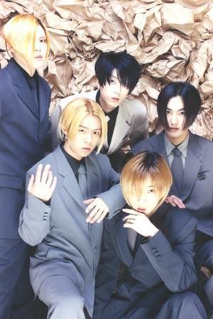 그룹 H.O.T의 데뷔곡은 '전사의 후예'였다. 학교폭력을 비판하는 곡이었다. SM엔터테인먼트 제공