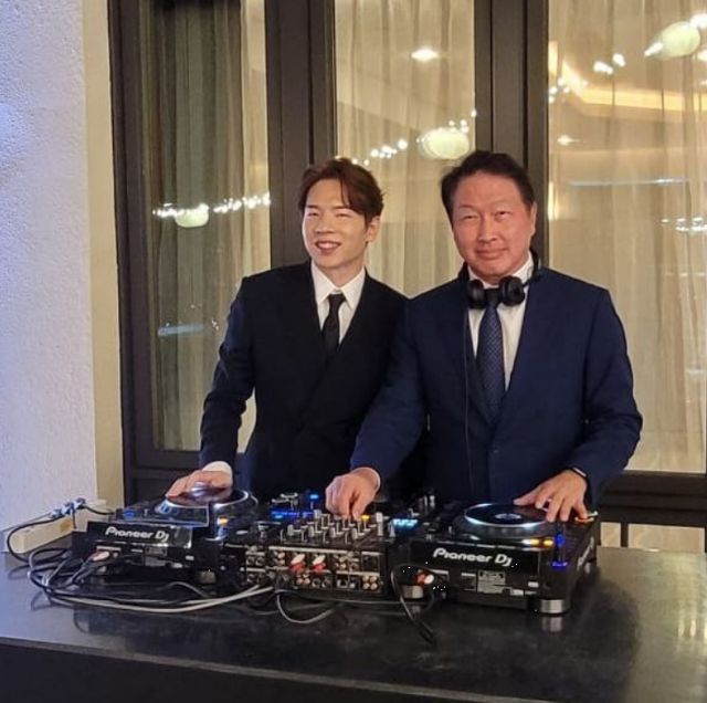 최태원(오른쪽) SK그룹 회장과 DJ로 활동 중인 레이든. 레이든은 최종건 SK그룹 창업주의 외손자다. 최 회장 SNS 캡처