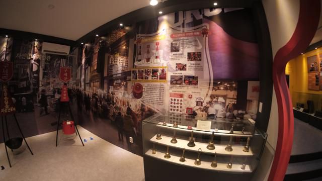 서울 중구에 있는 구세군역사박물관에 자선냄비와 종이 전시돼 있다. 구세군한국군국 제공