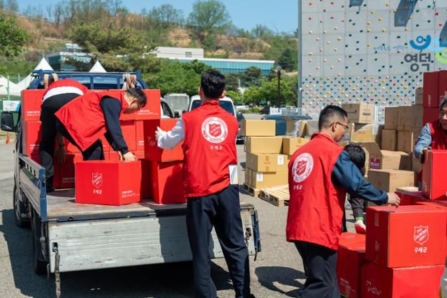 구세군이 4월 29일 산불 피해를 입은 경북 영덕군에서 긴급구호물품을 나르고 있다. 구세군한국군국 제공