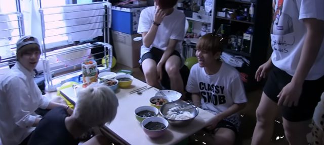 그룹 방탄소년단 멤버 7명은 한집에 살며 하나의 화장실을 썼다. 함께 사는 사람이 많다 보니 거실에 물품이 많다. 멤버들이 함께 식사를 준비하고 있는 모습. 빅히트 영상 캡처