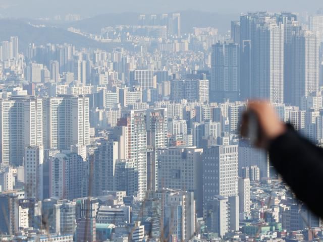 28일 서울 남산에서 내려다 본 아파트. 연합뉴스