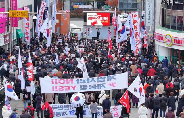12·3 불법 계엄을 '계몽령'으로 평가하며 계엄 사과가 필요 없다는 내용을 담은 현수막이 30일 강원 춘천시청 인근에서 열린 국민의힘 민생회복 법치수호 국민대회에 등장해 있다 춘천=연합뉴스