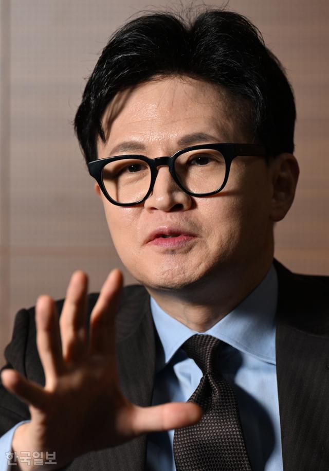 한동훈 전 국민의힘 대표가 27일 서울 중구 한국일보사에서 본보와 인터뷰하고 있다. 박시몬 기자