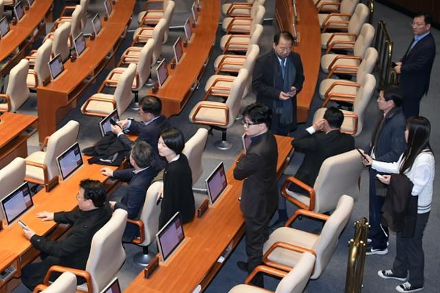 윤석열 당시 대통령이 2024년 12월3일 저녁 긴급성명을 통해 비상계엄을 선포한 가운데 4일 새벽 서울 여의도 국회 본회의장에 한동훈 국민의힘 대표가 의원들과 함께 자리하고 있다. 연합뉴스