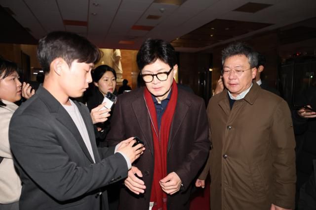 윤석열 당시 대통령이 비상계엄을 선포한 2024년 12월3일 저녁 서울 여의도 국회 본관에 한동훈 국민의힘 대표가 도착해 이동하고 있다. 당시 윤 대통령은 용산 대통령실에서 긴급 담화를 통해 종북 세력을 척결하고, 자유 헌정질서를 지키기 위해 비상계엄을 선포한다고 밝혔다. 연합뉴스