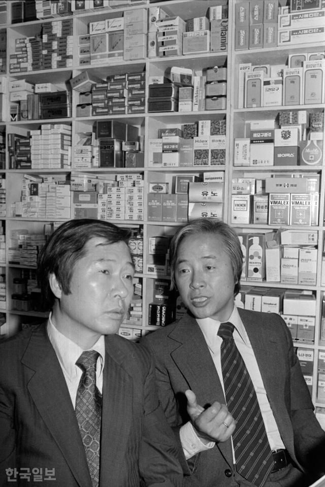 1979년 5월 31일 신민당 전당대회에서 새 총재로 선출된 김영삼(오른쪽)과 재야 지도자였던 김대중이 함께 서울 노량진의 한 약국에 들러 약을 사며 대화하고 있다. 한국일보 자료사진