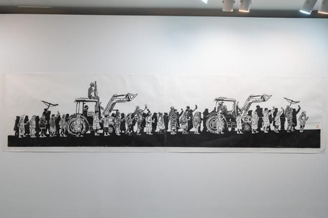 민주화운동기념관 특별전 '빛의 연대기'에 전시된 박경훈의 목판화 '동학, 일백삼십년만에 남태령을 넘다'. 민주화운동기념사업회 제공