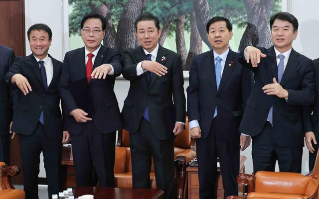 송언석 국민의힘 원내대표, 김병기 더불어민주당 원내대표, 구윤철 부총리 겸 기획재정부 장관, 한병도 국회 예산결산특별위원장 및 여야 수석들이 2일 서울 여의도 국회에서 2026년도 예산안 처리를 위한 합의문에 서명을 하고 기념촬영을 하고 있다. 왼쪽부터 한병도 국회 예산결산특별위원장, 송 원내대표, 김 원내대표, 구 부총리, 문진석 더불어민주당 원내운영수석부대표. 민경석 기자