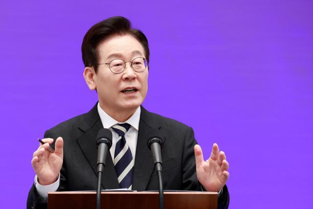 이재명 대통령이 3일 청와대 영빈관에서 열린 '새롭게 선 민주주의, 그 1년' 외신 기자회견에서 취재진의 질문에 답하고 있다. 뉴시스