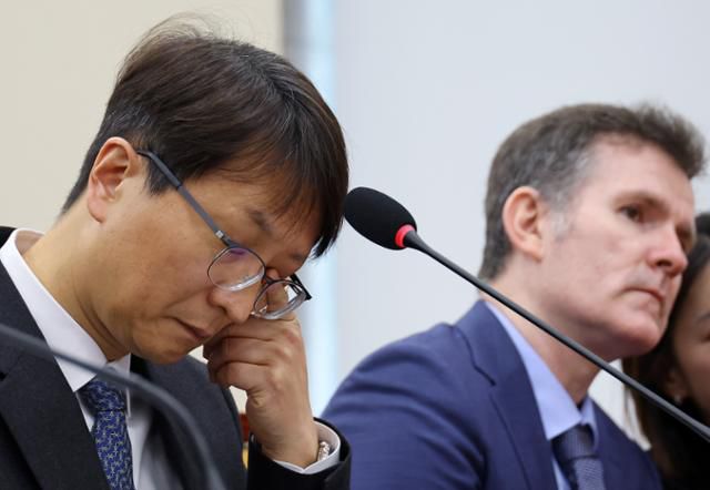 박대준 쿠팡 대표이사가 2일 서울 여의도 국회에서 열린 과학기술정보방송통신위원회의 쿠팡 개인정보 유출 사고 관련 현안 질의에 출석해 의원들 질의를 받으며 눈가를 만지고 있다. 연합뉴스