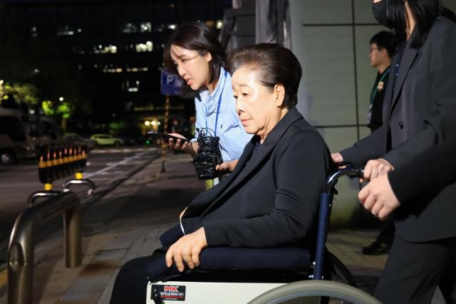 윤석열 정권과 통일교가 연관된 정교유착 국정농단 의혹을 받는 한학자 통일교 총재가 지난 9월 22일 서울중앙지법에서 구속 전 피의자 심문을 마친 뒤 휠체어를 탄 채 대기 장소인 서울구치소로 향하고 있다. 박시몬 기자