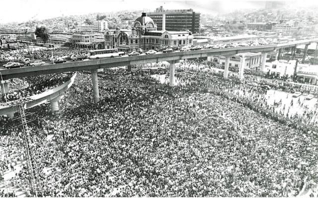비상계엄 시기였던 1980년 5월 15일, 서울역 광장과 고가도로(현 서울로7017) 주변을 10만여 명의 대학생들과 시민들이 에워싸고 있는 모습. 13일 밤과 14일에 이어 이날 사흘째 계속된 시위로 민주화 열망은 절정에 이르렀다. 학생과 시민들은 '계엄령 해제'와 '유신헌법 개정'을 외치며 가두시위를 이어갔다. 그러나 압박감을 느낀 신군부는 이틀 뒤인 5월 17일 자정을 기해 비상계엄을 전국으로 확대하고, 무장한 계엄군을 동원해 학생, 정치인, 재야인사, 언론인 등을 불법체포한다. 한국일보 자료사진