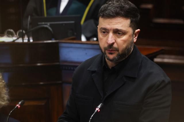 볼로디미르 젤렌스키 우크라이나 대통령이 2일 아일랜드 수도 더블린을 방문해 의회에서 특별연설을 하고 있다. 더블린=AFP 연합뉴스