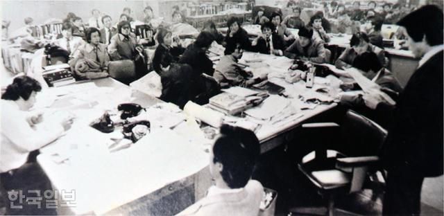 민주화에 대한 기대감이 부풀던 1980년 1월 12일, 한국일보 편집국에서 기자들이 민주 자유 언론을 위한 시국선언을 하고 있다. 그러나 각 언론사의 젊은 기자들을 주축으로 벌어지던 검열 철폐와 자유언론 실천 요구도 모조리 '검열·삭제'돼 외부로 소식이 알려질 수 없었다. 저항을 해도 외부로 알려지거나 기록되지 못하니 '없었던 저항'이 된 셈이었다. 한국일보 50년사