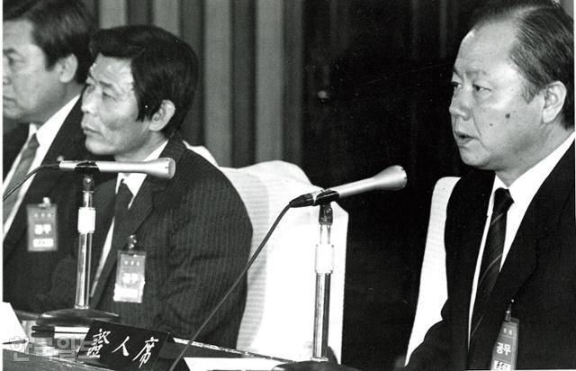 1980년 신군부의 언론통폐합과 언론인 강제해직 사태에 대한 진상 규명을 위해 1988년 11월 22일 국회 문화공보위원회에서 열린 언론청문회의 한 장면. 맨 오른쪽에 앉은 이가 언론공작 실무를 주도한 육군 준위 이상재 국군보안사령부(보안사) 언론대책 반장이다. 그는 1981년 집권 여당인 민정당 사무차장으로 임명돼 '제5공화국 실세'로 불렸으며, 이후 두 차례 국회의원직을 지냈다. 한국일보 자료사진