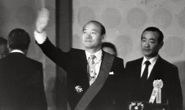 전두환이 1980년 9월 서울 잠실 실내체육관에서 열린 제11대 대통령 취임식에서 손을 흔드는 모습. 그는 유신헌법에 따른 통일주체국민회의 간접선거로 제11대 대통령으로 당선돼 취임했다. 이후 헌법을 고쳐 이듬해 12대 대통령으로 재차 취임한다. '전두환 대통령 만들기'의 핵심축 중 하나는 신군부를 비판하던 언론을 탄압하고 짓밟는 일이었다. 한국일보 자료사진