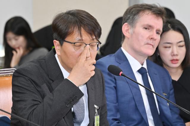 박대준 쿠팡 대표가 3일 국회 정무위원회 전체회의에서 열린 '쿠팡 개인정보 유출 관련 현안질의'에 출석해 생각에 잠겨 있다. 민경석 기자