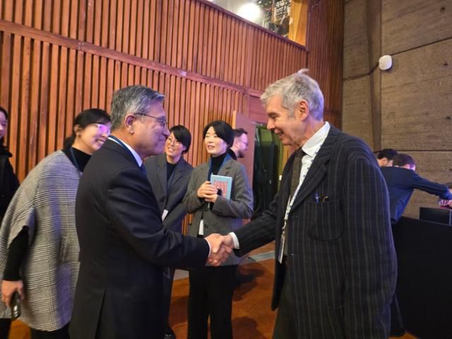 허민 국가유산청장이 지난달 24일 프랑스 파리 유네스코 본부에서 열린 '제25차 세계유산협약 당사국 총회'에 참석, 유네스코 관계자들과 악수하고 있다. 국가유산청 제공