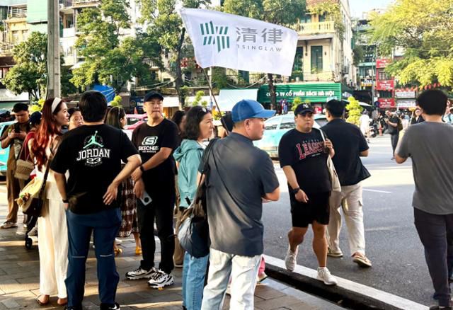 1일 베트남 하노이 관광지 호안끼엠 호수 인근에서 한 무리의 중국인 단체 관광객이 차량을 기다리고 있다. 하노이=허경주 특파원
