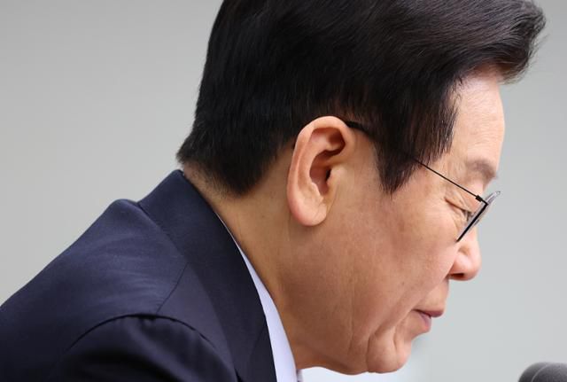 이재명 대통령이 4일 서울 용산 대통령실에서 열린 수석보좌관회의에서 발언하고 있다. 연합뉴스