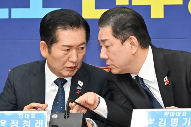 정청래(왼쪽) 더불어민주당 대표와 김병기 원내대표가 5일 국회에서 열린 최고위원회의에서 대화를 나누고 있다. 민경석 기자