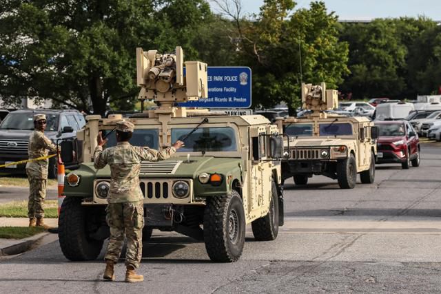 8월 미국 워싱턴 도심 공원 인근에 주방위군 군용차량이 줄지어 서 있다. 워싱턴=UPI 연합뉴스