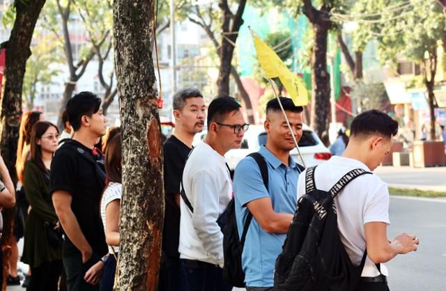 1일 베트남 하노이 관광지 호안끼엠 호수 인근에서 중국인 단체 관광객들이 버스를 기다리고 있다. 하노이=허경주 특파원