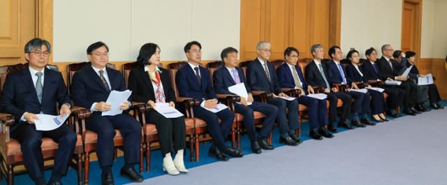 조희대 대법원장과 대법관들이 5일 서울 서초구 대법원에서 열린 전국법원장회의에 참석해 자리에 앉아 있다. 뉴스1