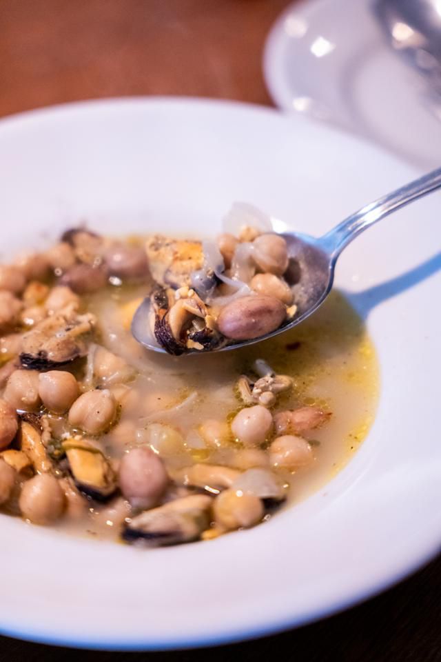 이탈리아식 '홍합 콩 수프(Zuppa di Mare e Monti)'. 콩과 홍합 이외에도 버섯과 새우등 다양한 재료를 넣어 끓일 수 있다.