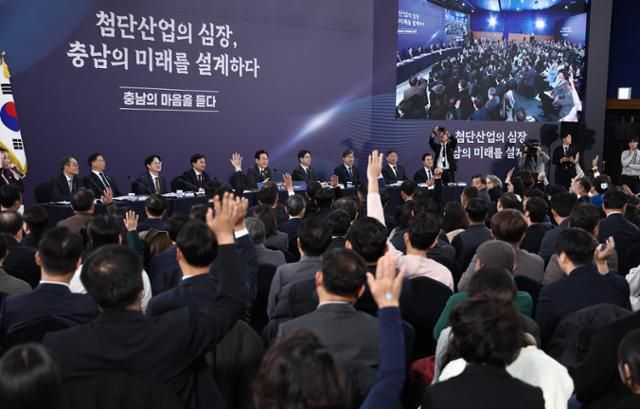 이재명 대통령이 5일 충남 천안시 한국기술교육대학교에서 열린 '충남의 마음을 듣다' 타운홀미팅에서 충남·대전 통합 관련 참석자들의 의견을 거수로 확인하고 있다. 천안=뉴시스