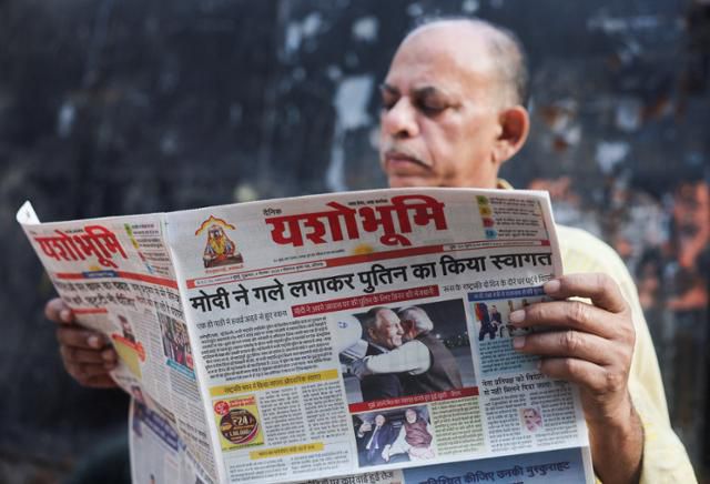 5일 인도 뭄바이에서 한 남성이 블라디미르 푸틴 러시아 대통령의 인도 방문 내용이 담긴 신문을 읽고 있다. 뭄바이=로이터 연합뉴스