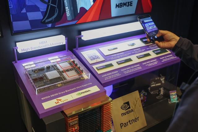 SK하이닉스가 차세대 고대역폭 메모리(HBM) 로드맵을 공개한 지난달 3일 서울 강남구 코엑스 'SK AI 서밋 2025' 전시장에 HBM3E가 전시돼 있다. 연합뉴스