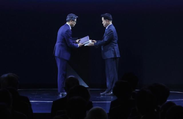 5일 경기 용인시 기아 비전스퀘어에서 열린 기아 80주년 기념식에서 송호성(왼쪽) 사장과 정의철 기업전략실 전무가 사사 '기아 80년'을 공개하고 있다. 연합뉴스