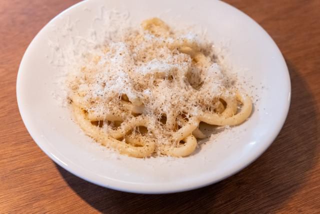서울 중구의 이탈리아 음식점 주께로의 피치 카치오 에 페페(Pici cacio e pepe). 지리산 토종 우리밀로 만든 피치 생면에 페코리노 치즈와 후추로만 맛을 낸 이탈리아식 파스타다.