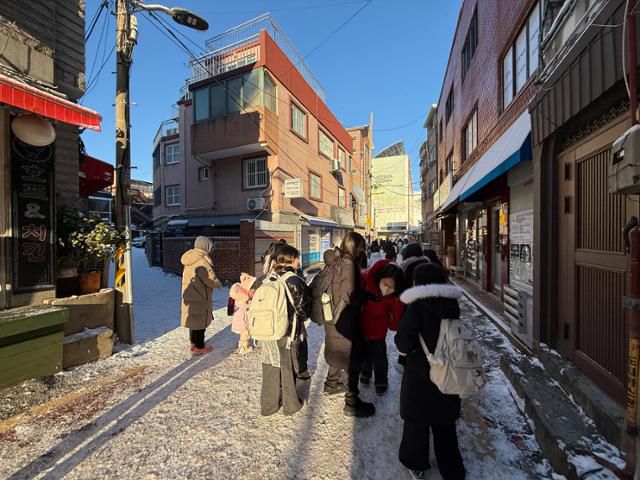 학부모들이 5일 서울 서대문구 홍제동 인근에서 자녀의 등교를 돕고 있다. 허유정 기자