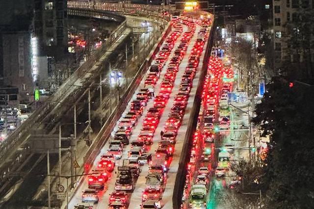 4일 서울 내부순환로에서 차들이 서행해 정체가 빚어지고 있다. 뉴스1