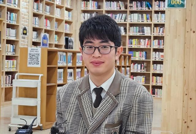 2026학년도 대학수학능력시험에서 전 과목 만점을 받은 전북 전주 한일고 3학년 이하진군이 5일 한일고 화산생활관 쉼터도서관에서 인터뷰를 하고 있다. 전주=김혜지 기자