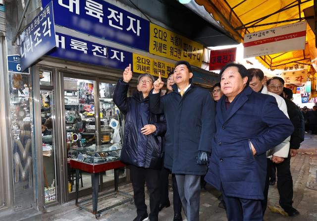 오세훈(앞줄 가운데) 서울시장이 4일 서울 종로구 세운재정비촉진지구를 둘러보고 있다. 연합뉴스