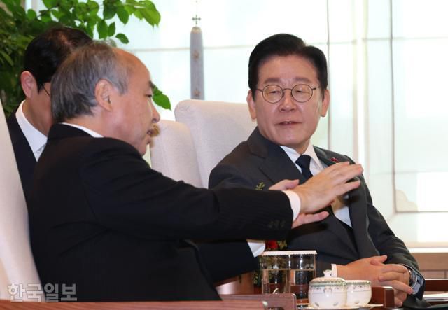 이재명 대통령이 5일 용산 대통령실청사에서 손정의(왼쪽) 소프트뱅크 회장을 접견하고 있다. 왕태석 선임기자