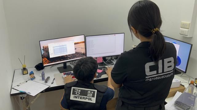 4일 한국 경찰과 태국 경찰이 글로벌 공조 작전으로 태국 방콕 거점의 보이스피싱 조직 사무실을 급습한 뒤 조직이 사용하던 컴퓨터를 확인하고 있다. 경찰청 제공