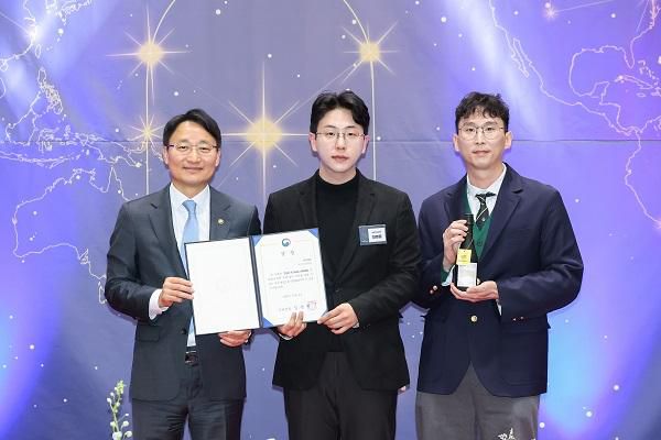 사진 설명: 2025 K-SUUL AWARD 수상업체 내외디스틸러리㈜농업회사법인 / 좌측부터 임광현 국세청장, 최영웅 대표, 김태건 이사