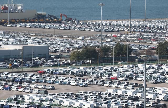 4일 경기 평택시 포승읍 평택항에 선적을 앞둔 수출용 자동차들이 세워져 있다. 뉴스1