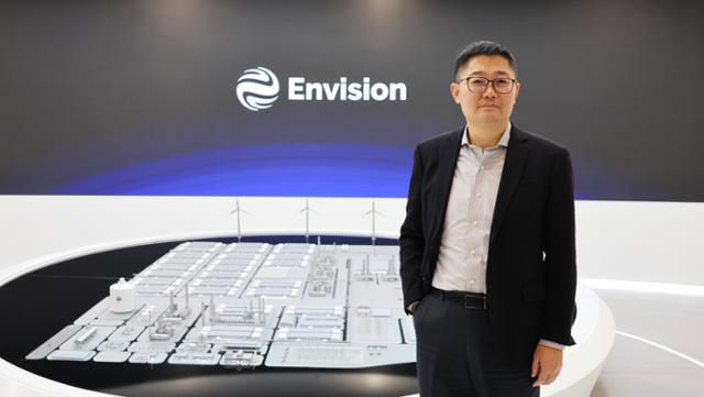 프랭크 유 엔비전 부사장이 11월 22일 중국 네이멍구 자치구 츠펑시의 오프그리드 그린수소·암모니아 공장 내 클라우드센터에서 한국일보와 인터뷰하고 있다. 엔비전 제공