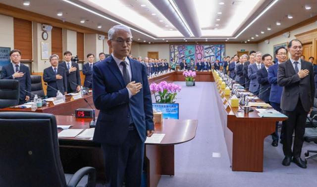 천대엽 법원행정처장과 각급 법원장들이 올 9월 12일 서울 서초구 대법원에서 열린 전국법원장회의 임시회의에서 국기에 경례하고 있다. 연합뉴스