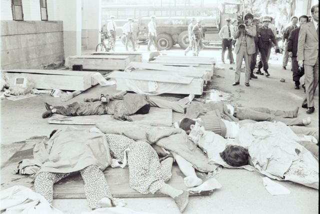 1980년 5월 27일 광주 전남도청 내에 계엄군에 의해 희생된 광주 시민들의 시체가 널브러져 있는 모습. 군부는 27일 새벽 광주 시내로 공수부대를 투입, 시민들을 무력 진압하는 상무충정작전을 개시해 수많은 사상자를 냈다. 한국일보 임시취재반