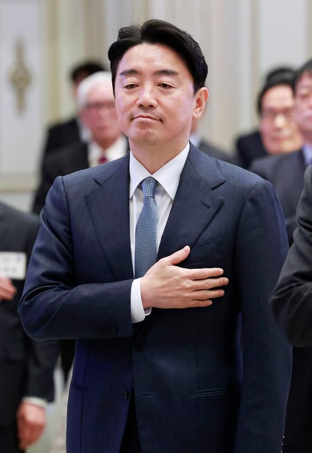 강훈식 비서실장이 4일 서울 종로구 청와대 영빈관에서 열린 산업 역군 초청 오찬 행사에서 국민의례를 하고 있다. 뉴시스