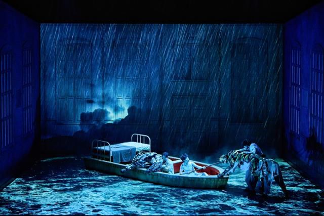 박정민과 퍼페티어가 조종하는 호랑이 리처드 파커가 등장하는 '라이프 오브 파이'의 한 장면. 에스앤코 제공