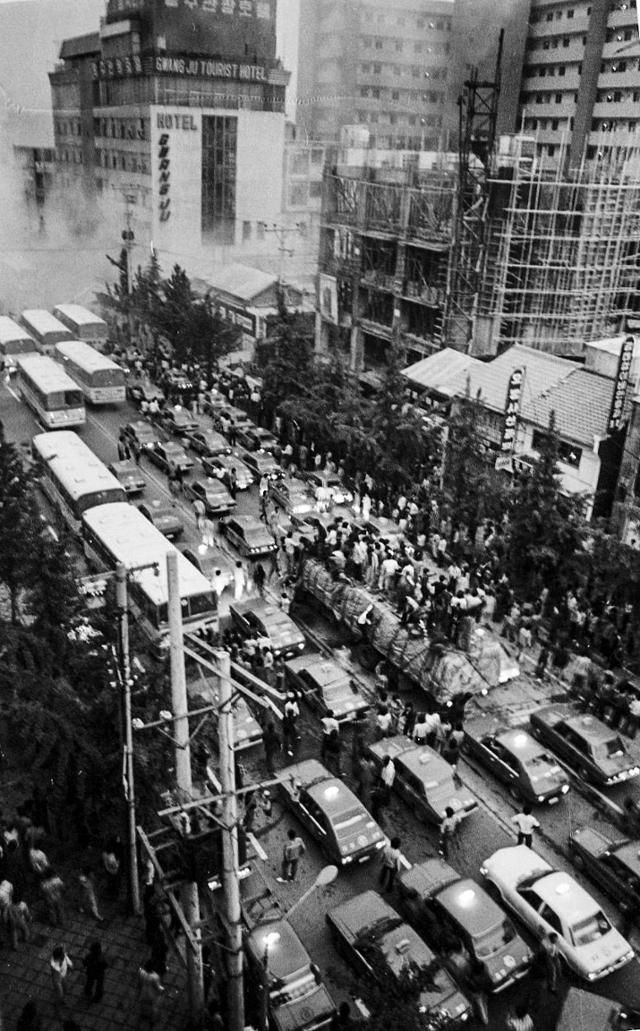 1980년 5월 20일 광주 시내 택시와 버스 운전 기사 200여 명이 금남로로 몰려와 계엄군에 맞서 차량 시위를 벌이고 있다. 한국일보 임시취재반